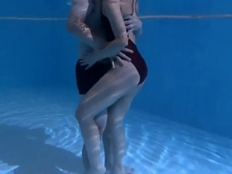 Gã chồng lạnh nhạt, cô vợ "đi ngoài" với hlv dạy bơi