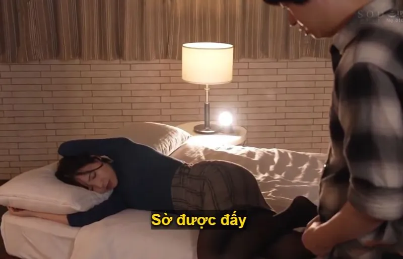 Một đêm mất ngủ với nữ phát thanh viên có danh khi ở cùng phòng khách sạn